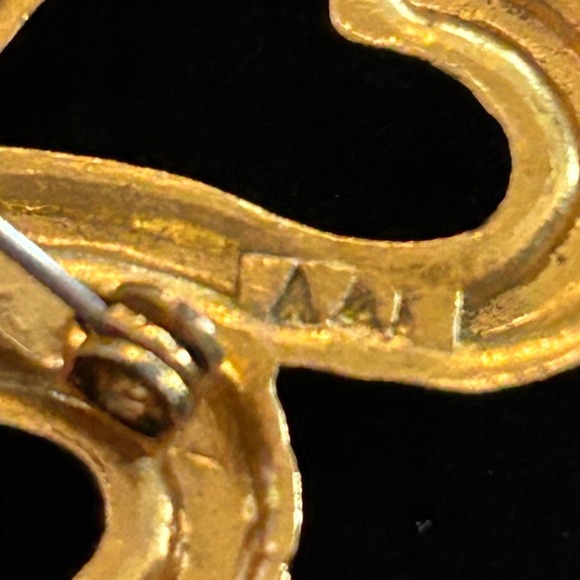 Vintage AAI Triple Open Heart Brooch Gold Tone Signed Accessories Arts Inc 1980s - Picture 4 of 4